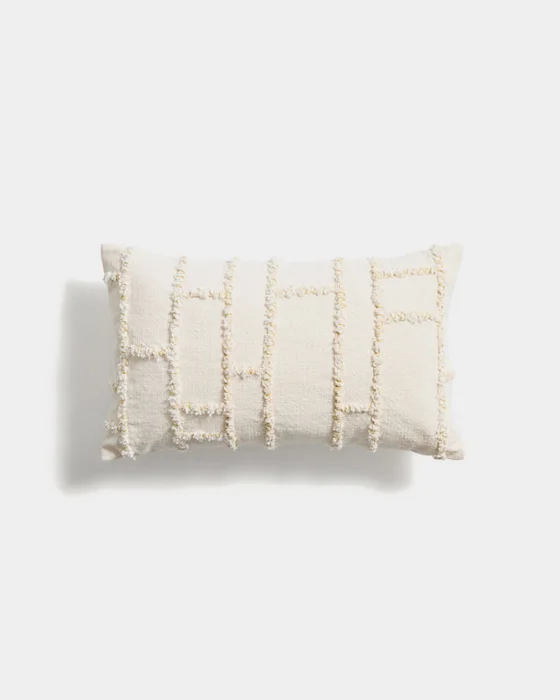 Almohadón Verion con detalle amarillo geométrico bordado 30 x 50 cm en Beige - Textiles, Uruguay | Kavehome