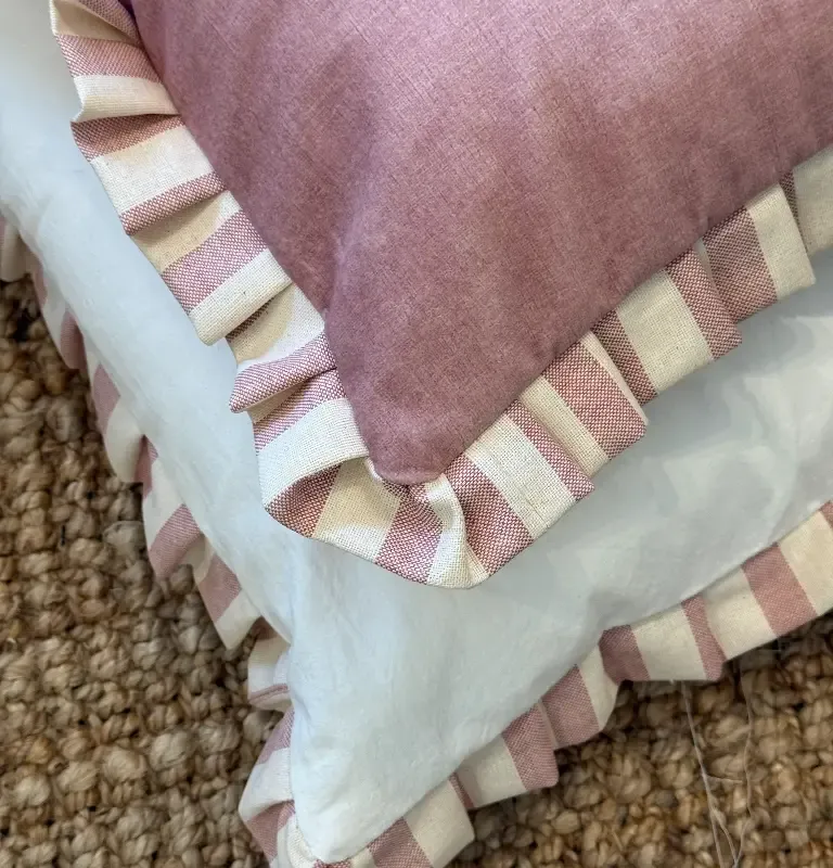 Almohadón de Terciopelo con Volados en Lino a Rayas - Textiles, Uruguay | Decilo con Alma