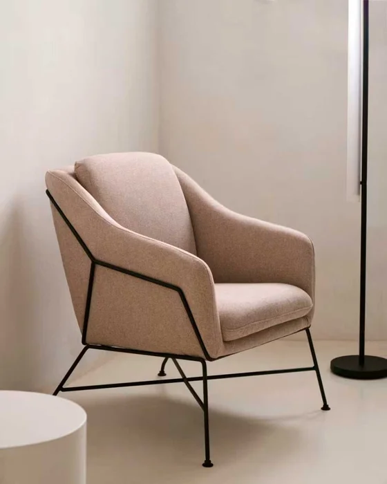 Butaca Brida - beige y patas de acero con acabado negro en Beige - Butacas, banquetas y puffs, Uruguay | Kavehome, vista 2