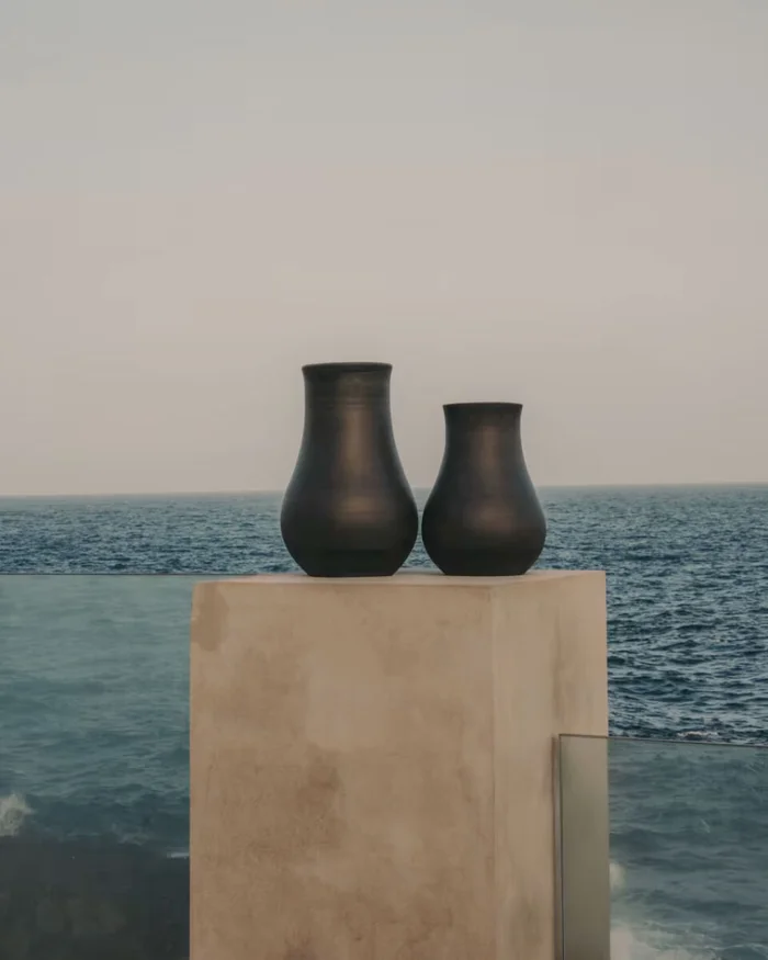 Jarrón Silaia de terracota con acabado negro 30 cm en Gris - Jarrones, Uruguay | Kavehome, vista 2