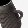 Jarrón Menre de terracota con acabado negro 26 cm en Negro - Jarrones, Uruguay | Kavehome, vista 6 de 6