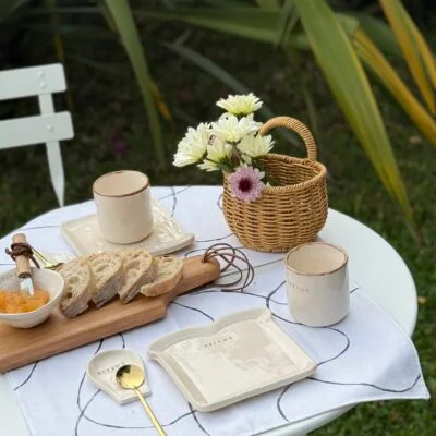 Kit desayuno con vaso de cerámica, apoya cucharas, plato y cucharita en Beige - Decoración, Uruguay | Dreams On Time, vista 13