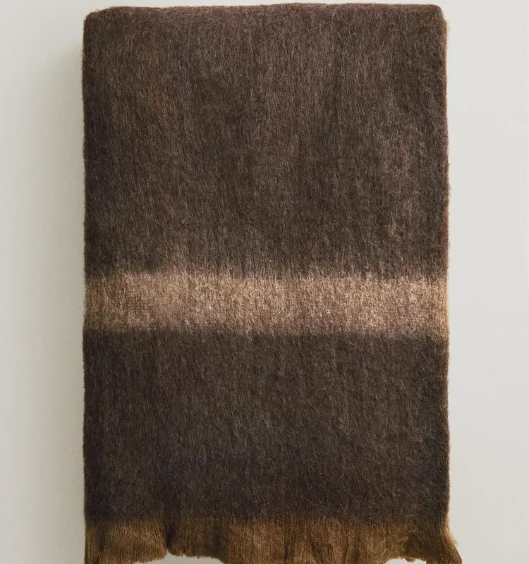 MANTA SUAVE RAYA en Marrón - Textiles, Uruguay | Zara Home