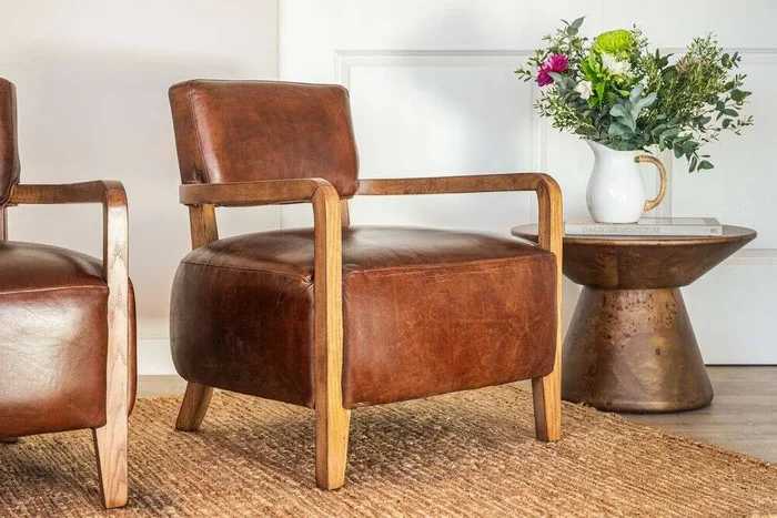 BUTACA WOOLY - WALNUT Y CUERO ITALIANO ENVEJECIDO en Marrón - Butacas, banquetas y puffs, Uruguay | La Iberica, vista 21