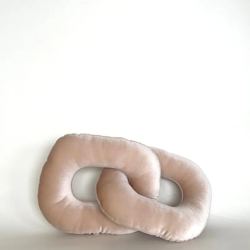 Almohadon LIEN - dos eslabones en BeigeVariante agotada o - Textiles, Uruguay | Octo