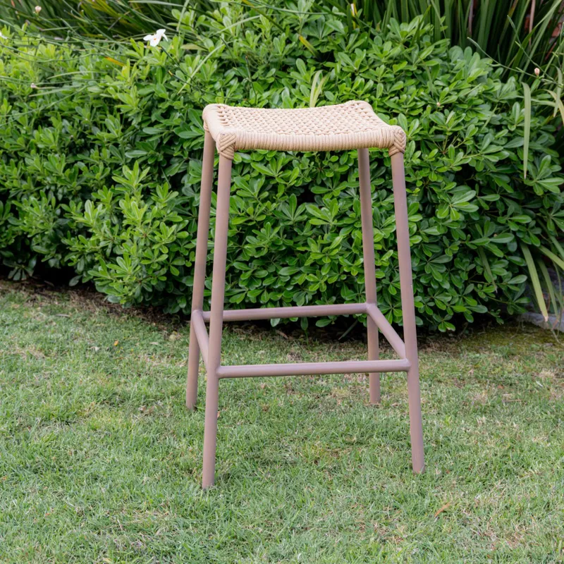 Banqueta de barra en cuerda náutica beige y aluminio en Beige - Butacas, banquetas y puffs, Uruguay | Entrecasa