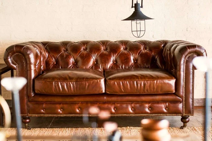SILLON CHESTERFIELD CUERO ITALIANO - 2 CUERPOS en Marrón - Sillones y sofás, Uruguay | La Iberica, vista 6