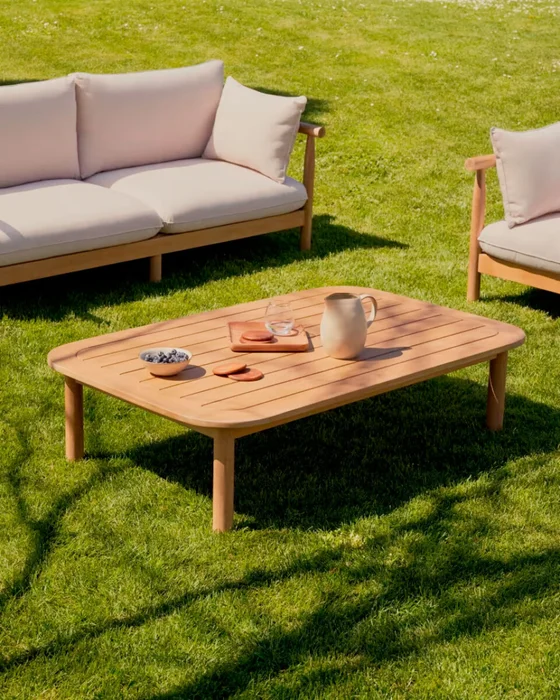 Mesa de centro exterior Sacova de madera maciza de eucalipto 140 x 89 cm FSC 100% en Madera natural - Mesas de living, Uruguay | Kavehome, vista 2