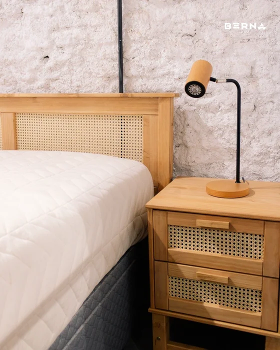Mesa de Luz Madera de Pino y Rattán Natural – Linea Yakarta en Madera natural - Mesas de luz, Uruguay | Berna Home, vista 4