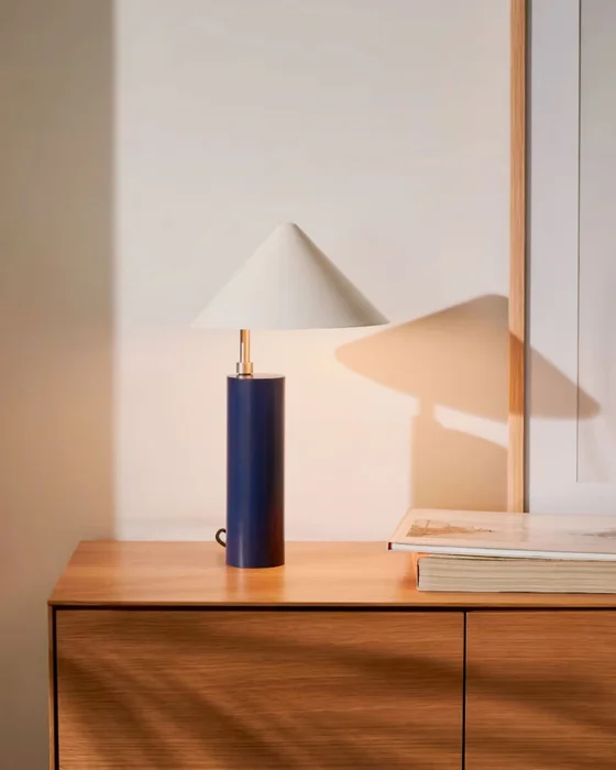 Lámpara de mesa Shiva de metal con acabado pintado azul y blanco en Azul - Lámparas de mesa, Uruguay | Kavehome, vista 3