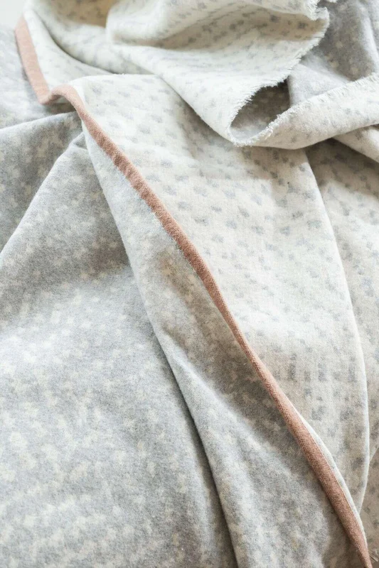 MANTA AUSTRIACA GREY AND NUDE - 2.00 X 1.40 MTS en Multicolor - Textiles, Uruguay | La Iberica, vista 3