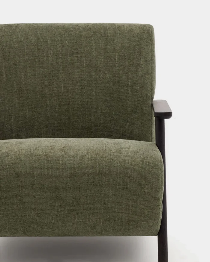 Butaca Meghan de chenilla verde y madera maciza de fresno con acabado wengué en Verde - Butacas, banquetas y puffs, Uruguay | Kavehome, vista 2