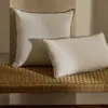 Almohadón Sinet de lino blanco con bordado negro - 30 x 50 cm en Blanco - Textiles, Uruguay | Kavehome, vista 3 de 4