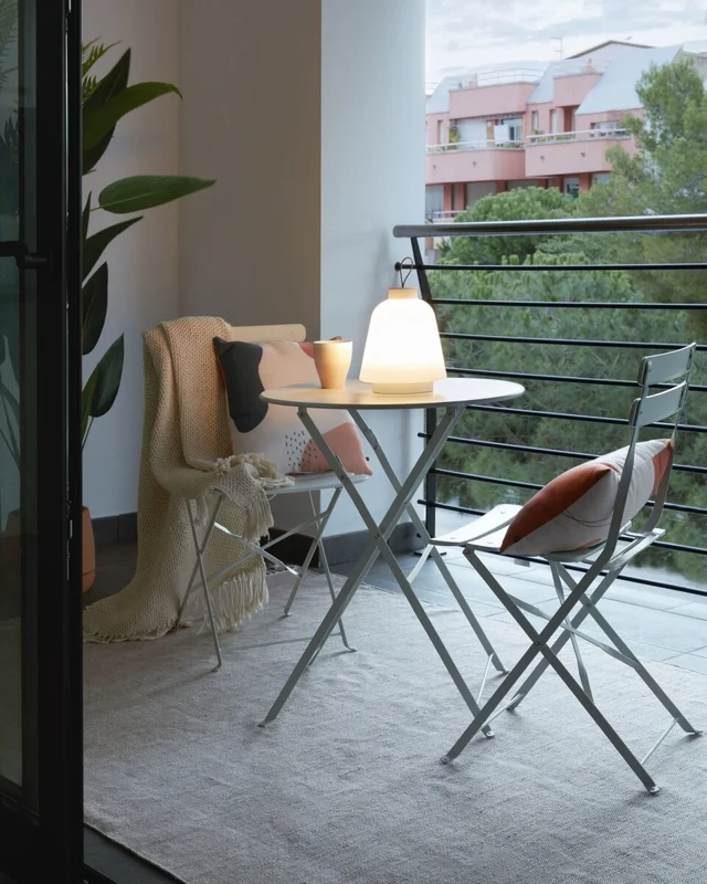 Lámpara de mesa Udiya de polietileno y metal acabado blanco en Blanco - Lámparas de mesa, Uruguay | Kavehome, vista 3