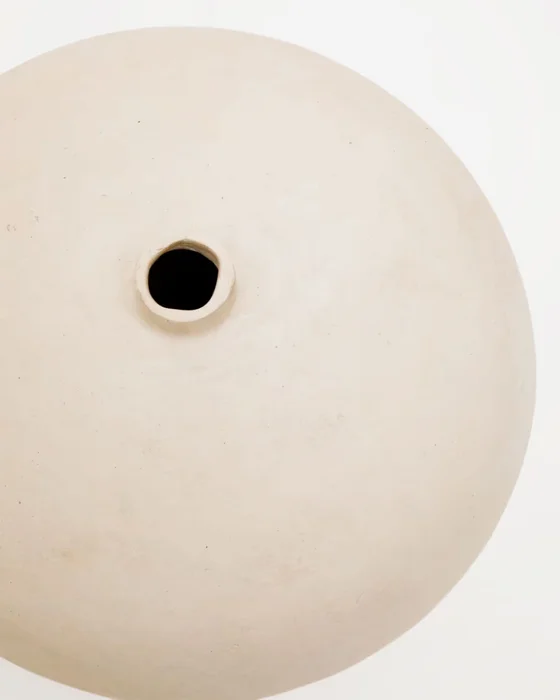 Jarrón de papel maché Nivala - 15,5cm en Blanco - Jarrones, Uruguay | Kavehome, vista 5