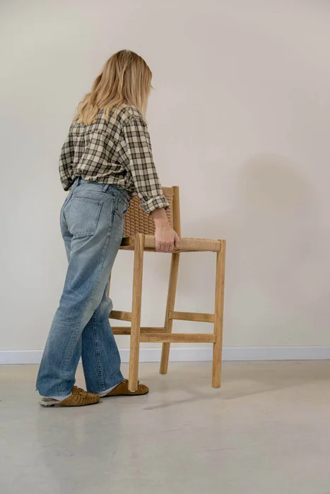Banqueta en madera teca y cuerda en respaldo y asiento en Madera natural - Butacas, banquetas y puffs, Uruguay | Entrecasa, vista 4