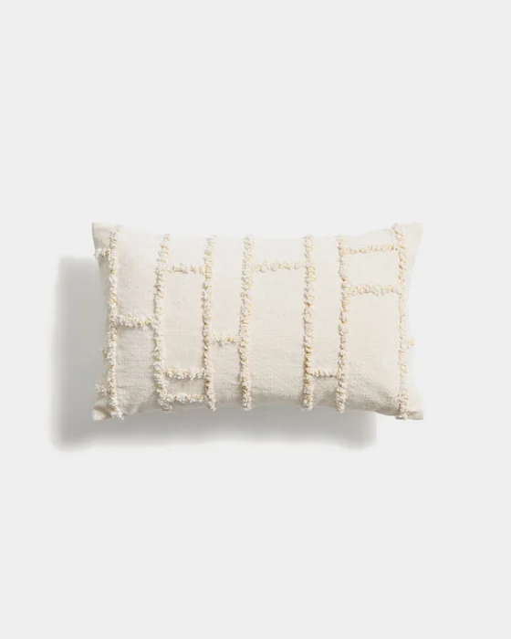Almohadón Verion con detalle amarillo geométrico bordado 30 x 50 cm en Beige - Textiles, Uruguay | Kavehome