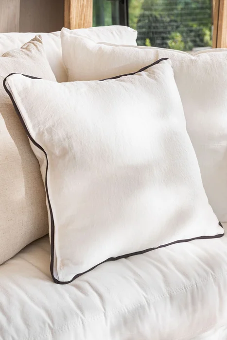 ALMOHADON AZUR CON VIVO - LINO BLANCO - 55 X 55 en Blanco - Textiles, Uruguay | La Iberica