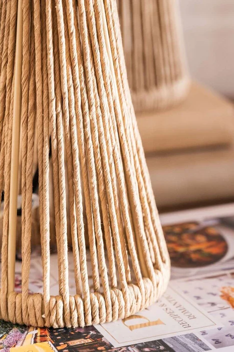 LAMPARA HONGUITO CUERDA - ALTURA 28 CMS en Madera natural - Lámparas de mesa, Uruguay | La Iberica, vista 4