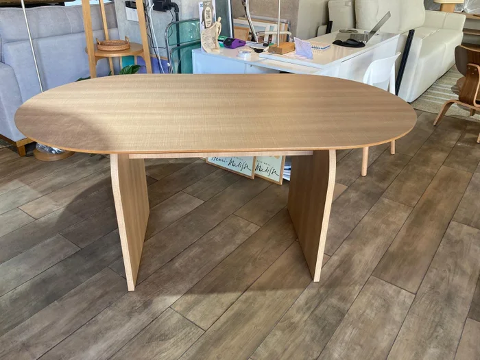 Mesa de Comedor Ovalada Arco 160 x 90 – Marrón Claro en Madera natural - Mesas de comedor, Uruguay | Berna Home, vista 6