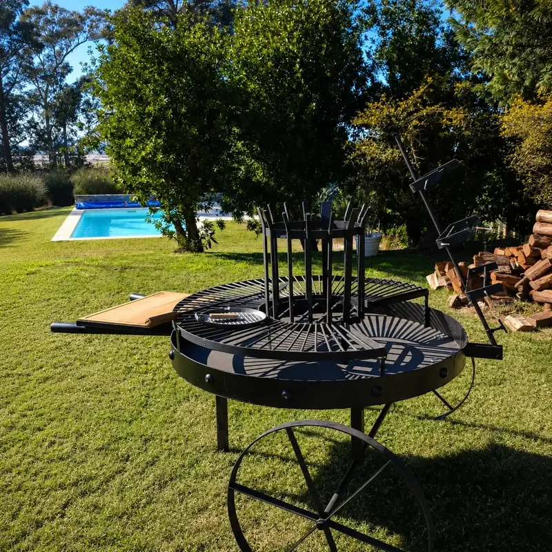 Fogón Criollo 120 con Parrilla y Ruedas en Negro - Muebles para el exterior, Uruguay | Quemadores de Jardín, vista 5