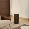 Lámpara de pie Marga de madera maciza con acabado natural - con acabado oscuro en Marrón - Lámparas de pie, Uruguay | Kavehome, vista 2 de 8
