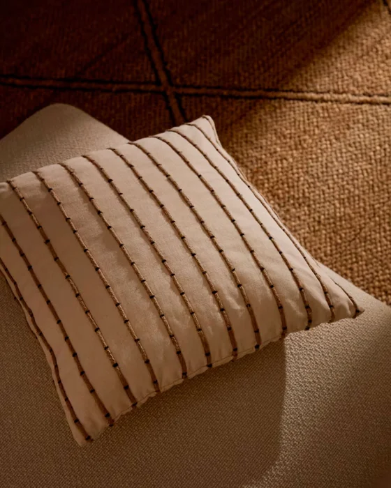 Almohadón Auila 100% de algodón con bordado de yute 45 x 45 cm en Beige, Blanco, Negro - Textiles, Uruguay | Kavehome, vista 2