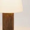 Lámpara de pie Marga de madera maciza con acabado natural - con acabado oscuro en Marrón - Lámparas de pie, Uruguay | Kavehome, vista 5 de 8
