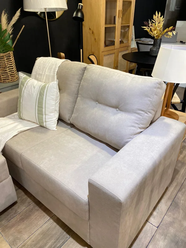 Sofá Mónaco 2 Cuerpos - Beige (165 cm) en Beige – Tamaño: 2 cuerpos – Resiste 140 kilos por persona. – Material Estructura - Sillones y sofás, Uruguay | Berna home, vista 3