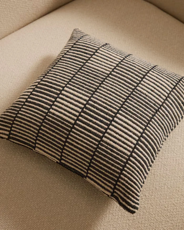 Almohadón Levu 100% algodón a rayas negro y blanco 45 x 45 cm en Multicolor - Textiles, Uruguay | Kavehome, vista 2
