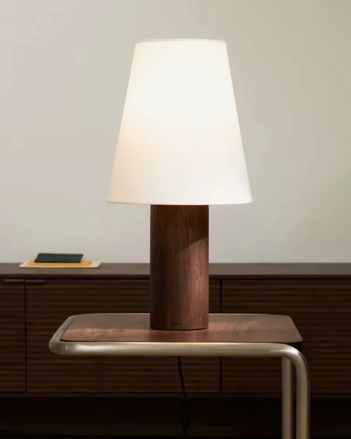 Lámpara de mesa Marga de madera maciza de caucho con acabado oscuro - con acabado oscuro en Blanco - Lámparas de mesa, Uruguay | Kavehome, vista 2