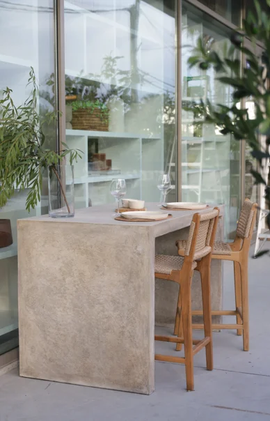 MESA CEMENTO TACOMA  146 CM en Beige - Muebles para el exterior, Uruguay | Masinfinito Casa, vista 2