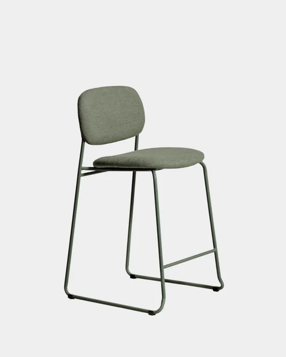 Taburete apilable Meli de chenilla verde y patas de metal verde FSC Mix Credit 65 cm en Verde - Butacas, banquetas y puffs, Uruguay | Kavehome