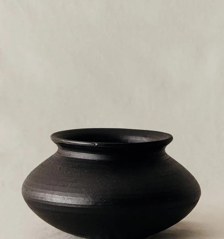 JARRÓN DECORATIVO OVALADO en Negro - Jarrones, Uruguay | Zara Home