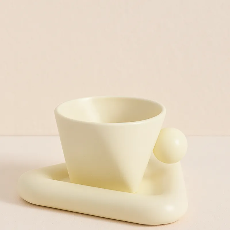 Set Taza + Plato Geométrico en Beige - Decoración, Uruguay | Cabana