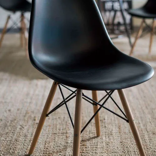 SILLA EAMES NEGRA en Negro - Sillas, Uruguay | La Iberica