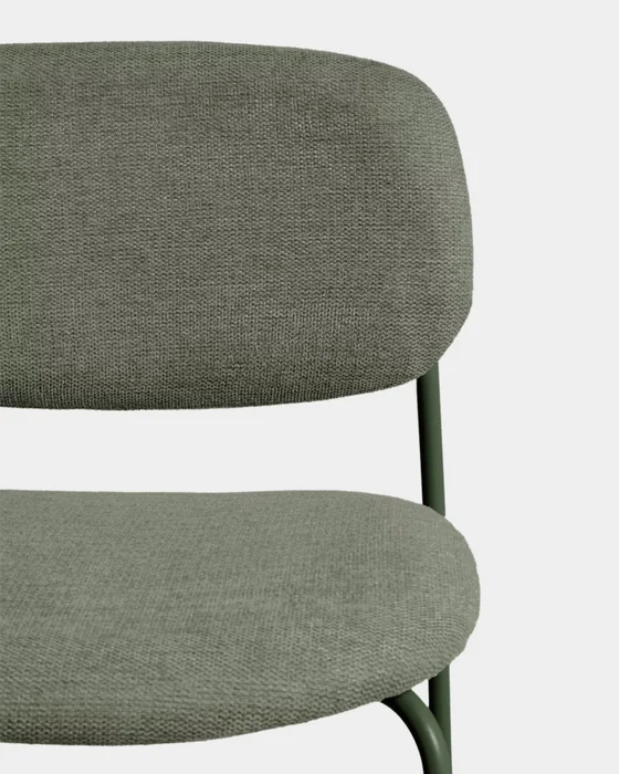 Taburete apilable Meli de chenilla verde y patas de metal verde FSC Mix Credit 65 cm en Verde - Butacas, banquetas y puffs, Uruguay | Kavehome, vista 2