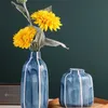 FLORERO CERÁMICA AZUL CON LINEAS BLANCAS ALTO en Azul - Jarrones, Uruguay | Champagne Home, vista 2 de 3