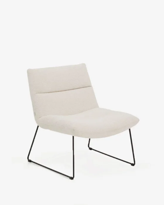 Butaca Asen - de chenilla beige y patas de acero negro FSC 100% en Beige - Butacas, banquetas y puffs, Uruguay | Kavehome