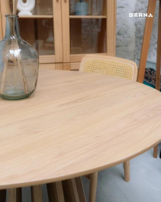 Juego de Comedor Mesa Redonda Pipa (Olmo) 110cm + 5 Sillas Inari en Madera natural - Sillas, Uruguay | Berna Home, vista 6