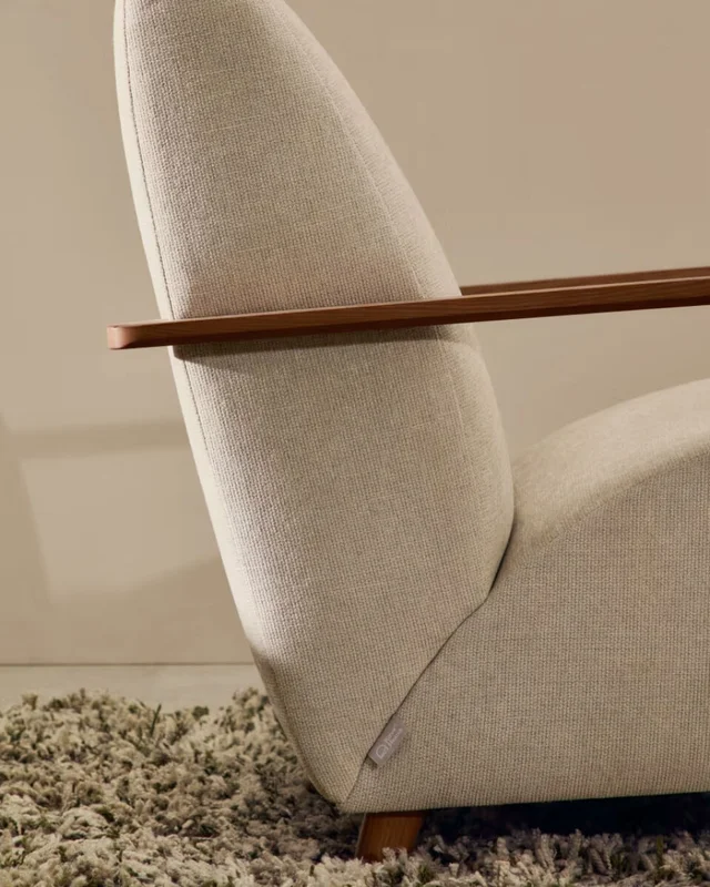Butaca Meghan de chenilla - de chenilla perla y madera maciza de fresno con acabado nogal FSC Mix Credit en Beige - Butacas, banquetas y puffs, Uruguay | Kavehome, vista 3