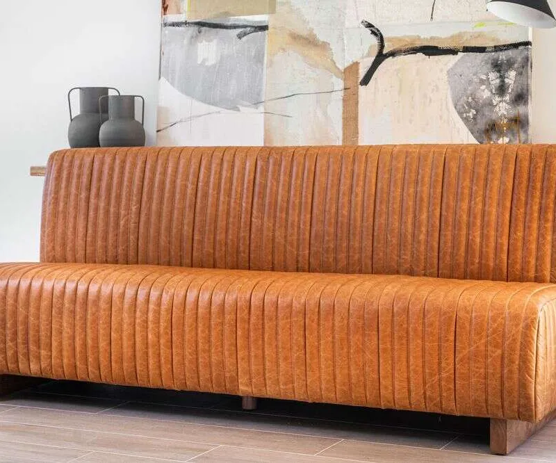 SILLON DE COMEDOR FERRARO - CUERO ITALIANO CARAMELO - 2.13 MTS en Marrón - Sillones y sofás, Uruguay | La Iberica