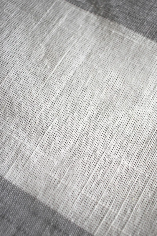 MANTEL RAYAS GRUESAS GRIS CLARO Y BLANCO en Gris - Textiles, Uruguay | Sentido Jose Ignacio, vista 3
