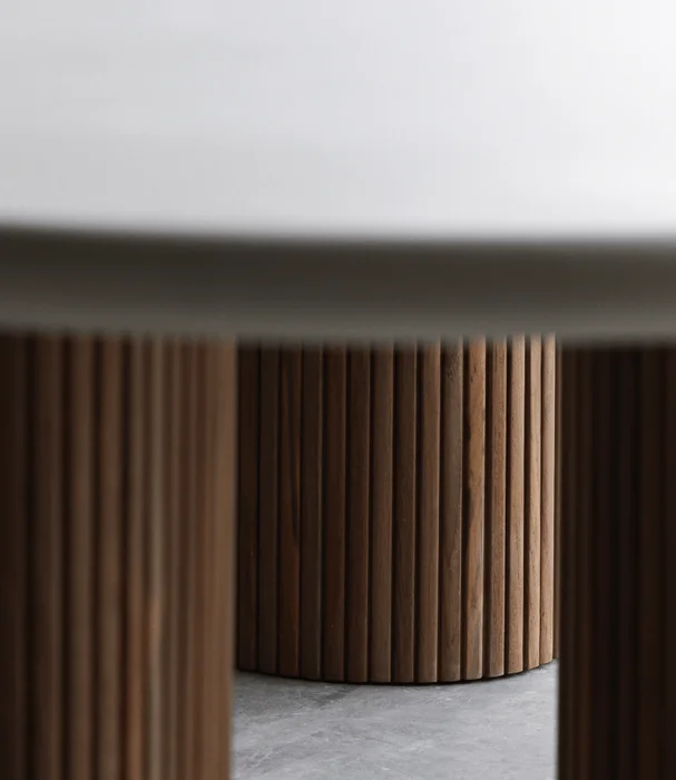 MESA LUCRECIA COMEDOR CEMENTO Y TEKA RECICLADA, Uruguay | Masinfinito Casa, vista 3
