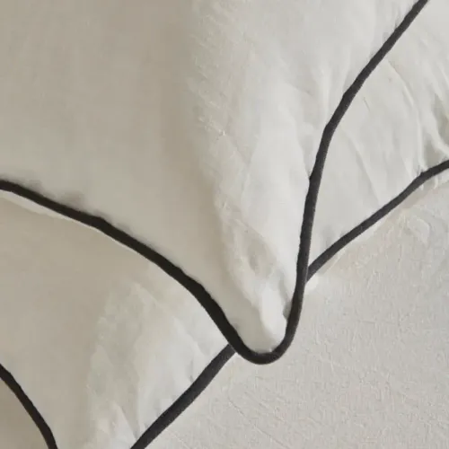 Almohadón con vivo combinado en Blanco - Textiles, Uruguay | Decilo con Alma