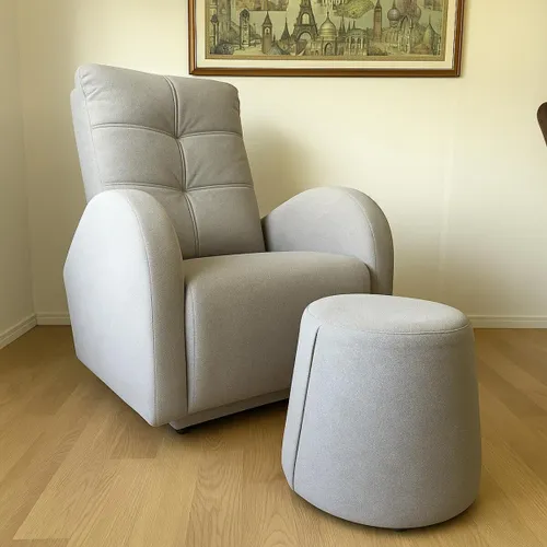 Butaca mecedora con puff — Serra Amoblamientos en Gris - Butacas, banquetas y puffs, Uruguay | Serra Amoblamientos