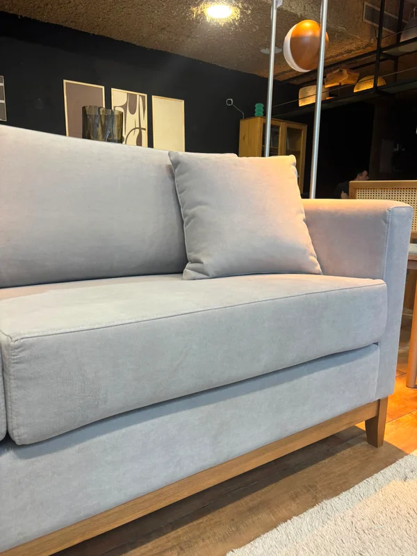 Sofá Felini 3 Cuerpos (200 cm) – Gris Claro Aqua Block en Gris - Sillones y sofás, Uruguay | Berna home, vista 3
