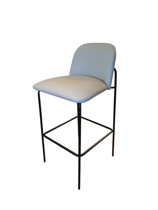 Banco Alto para barra base y patas metal negras / Asiento y respaldo tapizado pu color perla en Off-white - Butacas, banquetas y puffs, Uruguay | Champagne Home