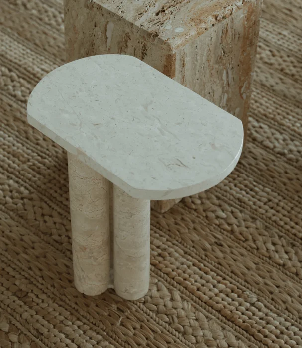 MESA LATERAL AUGUSTO APOYO MARMOL en Beige - Mesas de arrimo, Uruguay | Más Infinito Casa