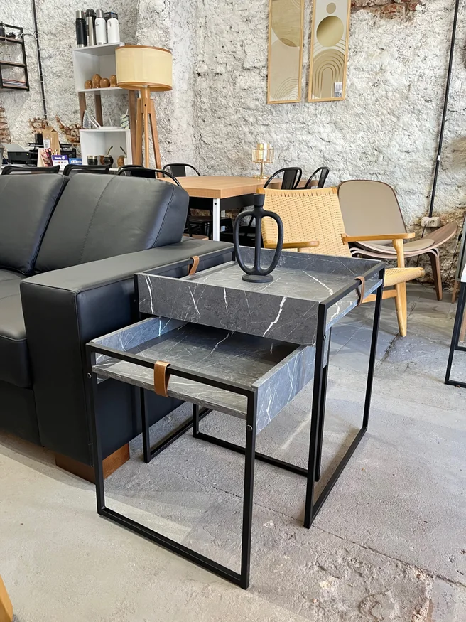 Conjunto Mesa Lateral Columbia (Mármol Gris/Hierro Negro) en Madera natural - Mesas de arrimo, Uruguay | Berna home, vista 2